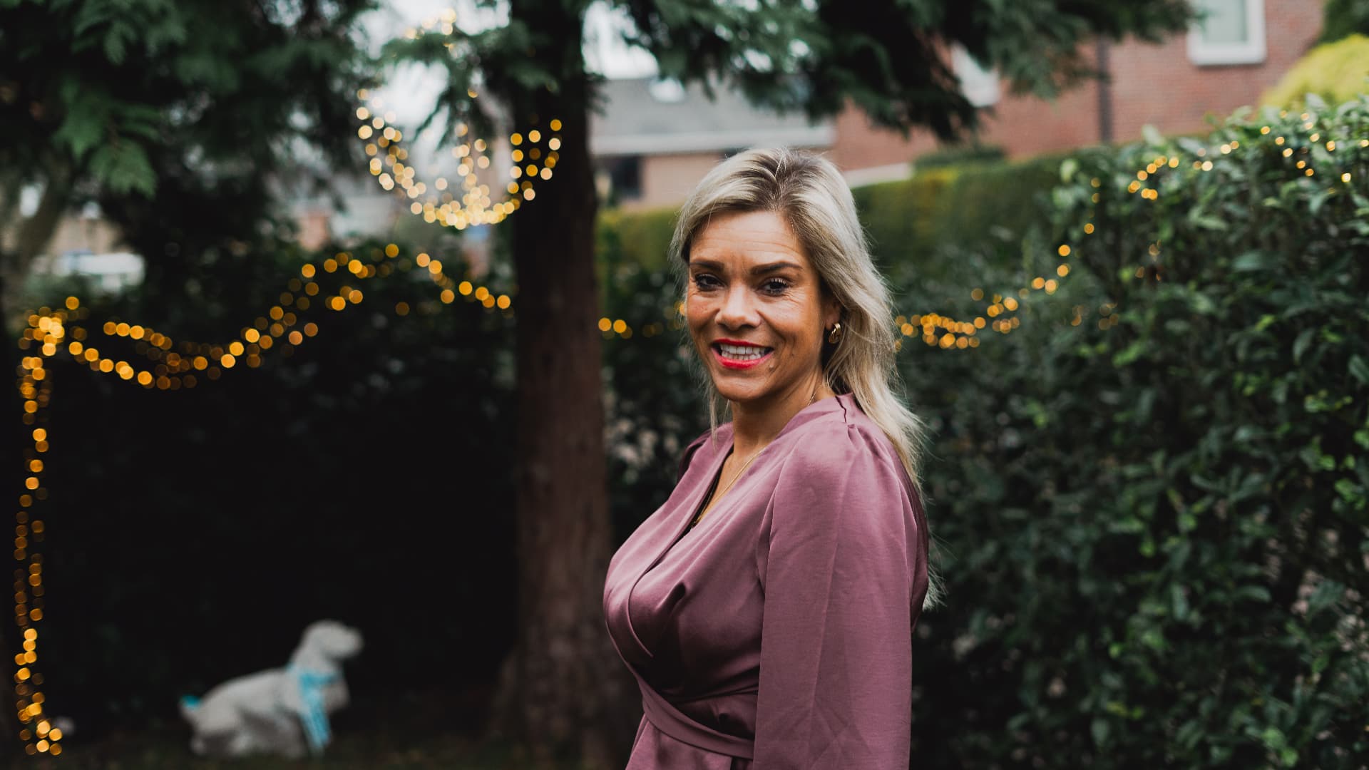 Saskia Hofman lachend in de tuin